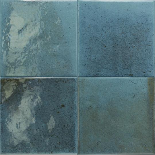 tyrkysova modra mediteranska leskla rucne vyrobena vlnita dlazdica obklad stena kuchyna kupelna mala 15x15 vlnita nerovna glazurovana dlazdica vlnita antikovana vintage vidiecka.jpg